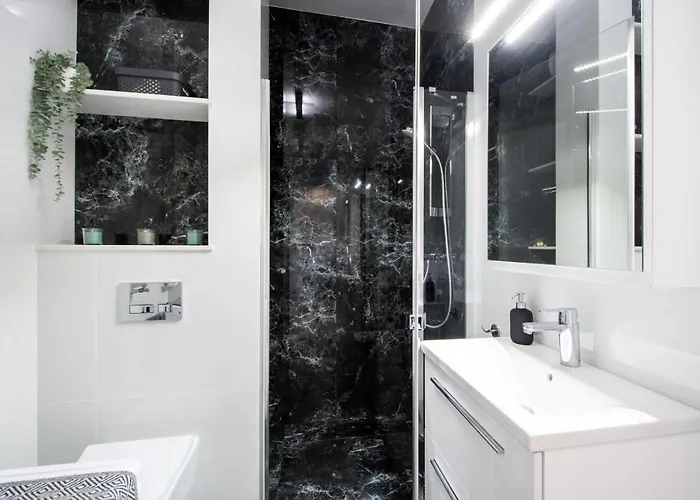 King Muranów - Dzielna 64 3*